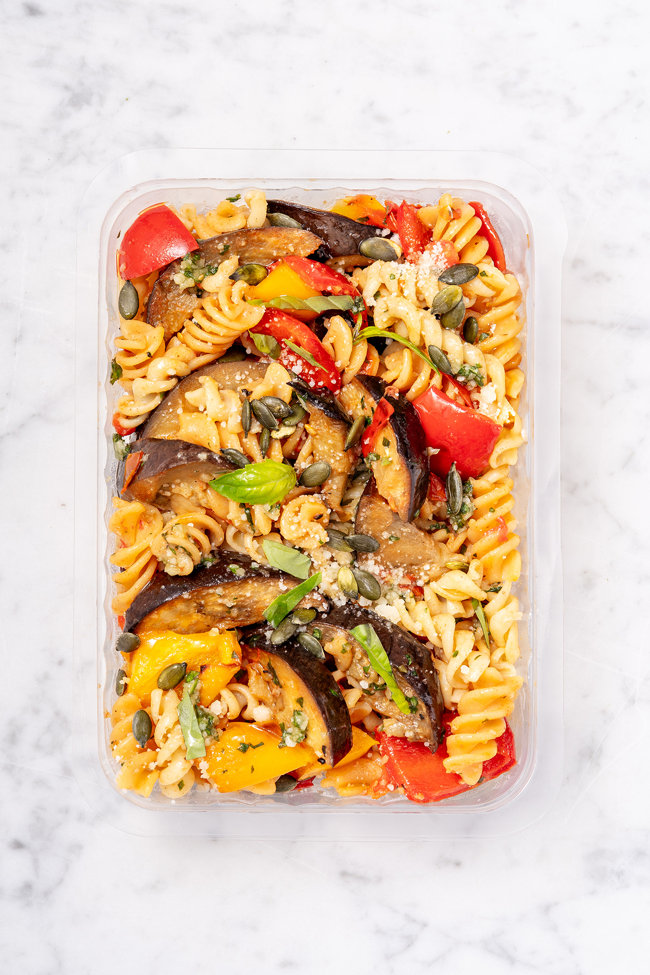 Duo de pâtes complètes et lentilles au pesto & légumes rôtis