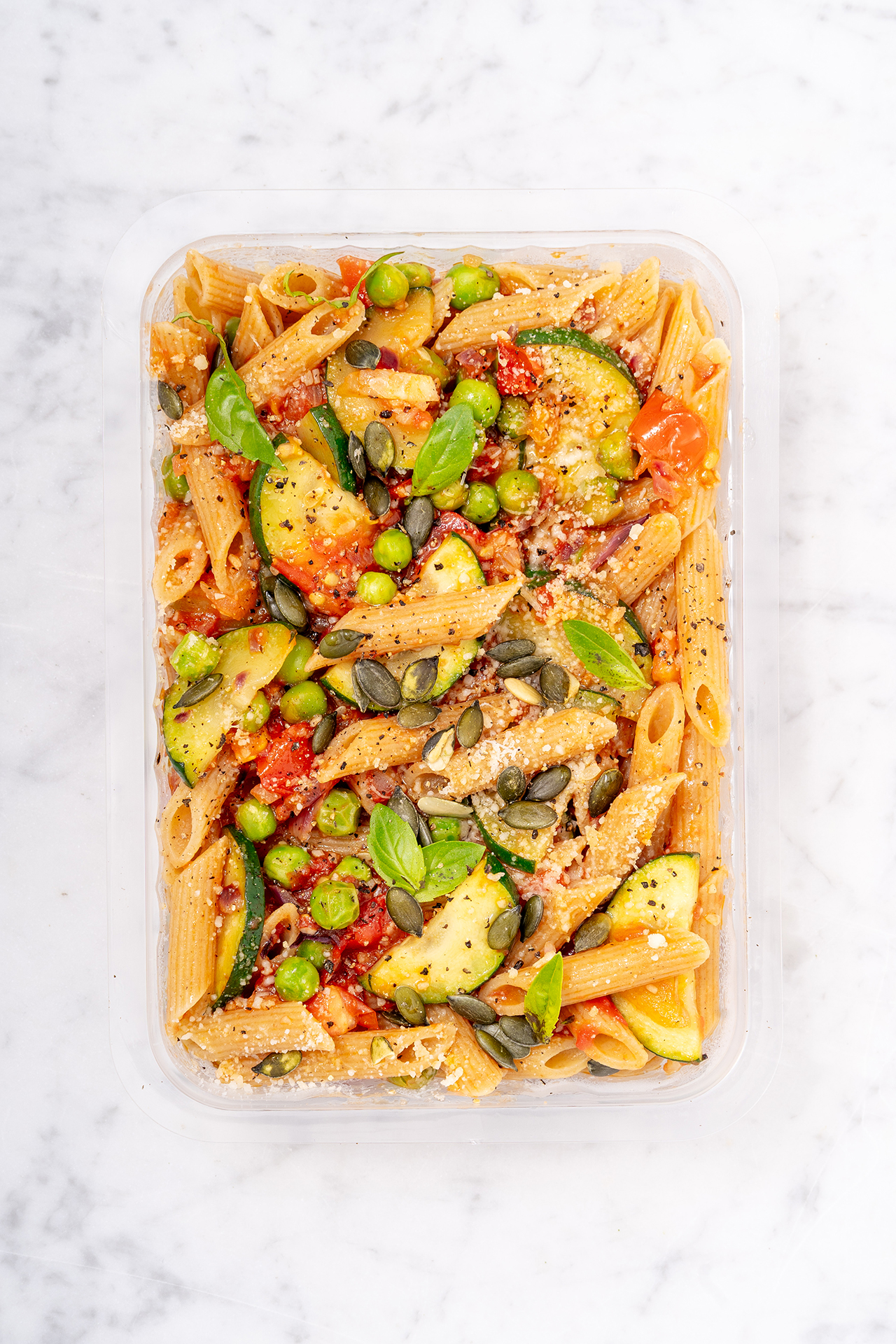 Penne complètes aux tomates fraîches, légumes d’été & pecorino